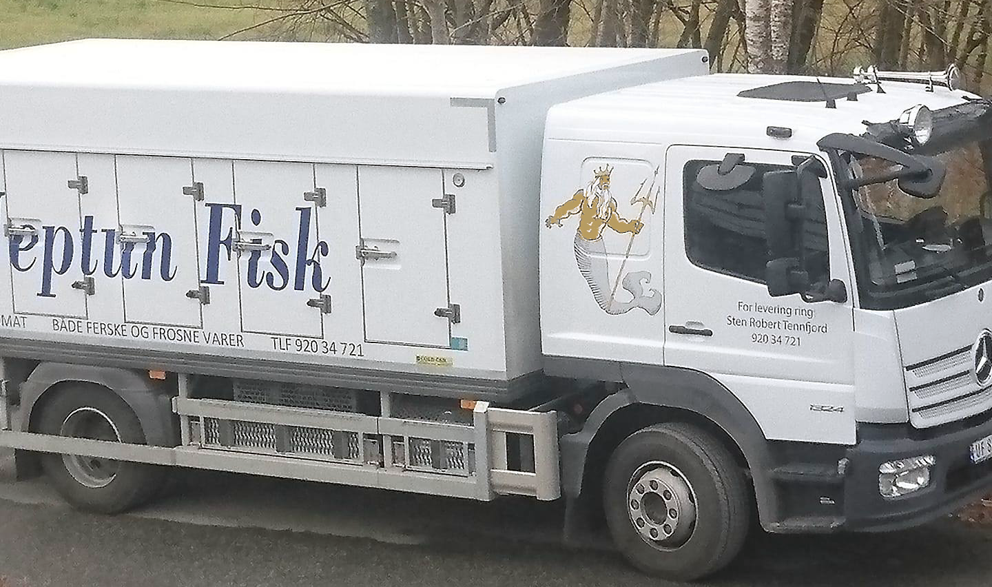 Hvit lastebil med Neptun Fisk dekor